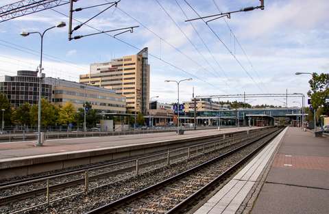 Espoon keskus railway station. Train tracks in the foreground, with Espoontori and other buildings in the background.