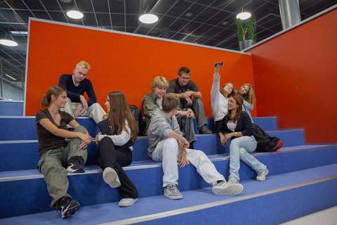 Opiskelijoita Kunkun portailla