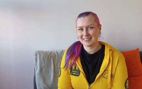 Puolivartalokuva Johannasta keltainen huppari yllään.