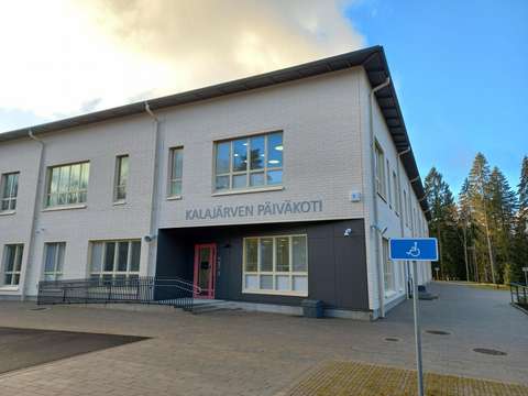 Päiväkodin rakennus ulkoapäin.