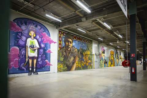 Muraaleja suuren hallin sisäseinillä.