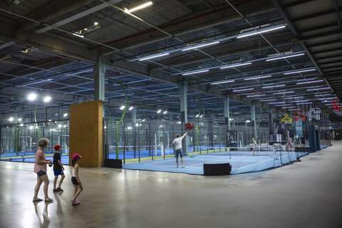 Pallopelikenttiä suuressa hallissa.