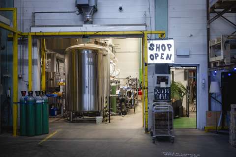 Panimokauppa ja panimon tuotantotilaa.