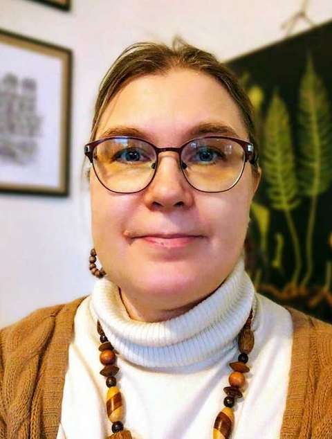 Silmälasipäinen henkilö lähikuvassa