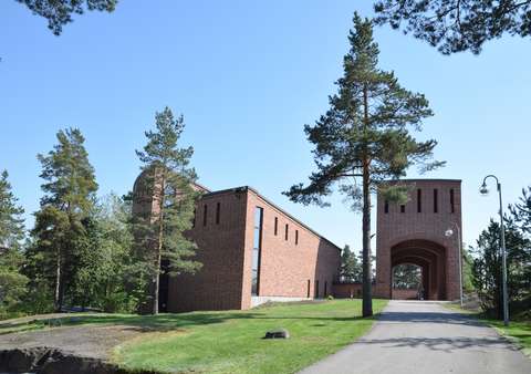 Leppävaaran kirkko kesällä aurinkoisessa ilmassa kuvattuna.