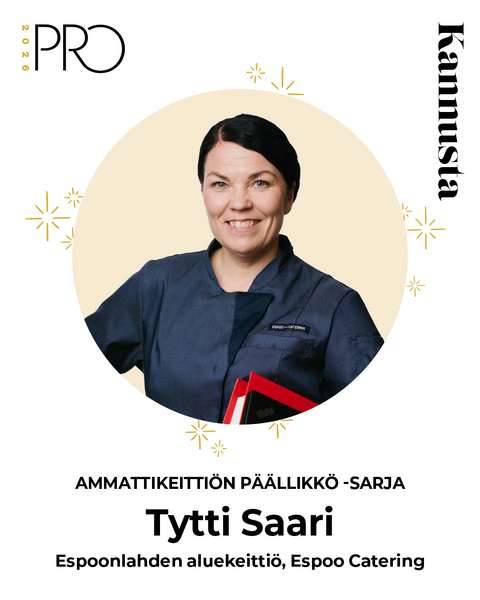 PRO 2026 -finalisti Tytti Saari hymyilee kannustusesitteessä