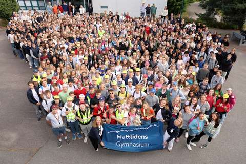 En bild på alla studerande och alla i personalen, tagen på skolgården i augusti 2025.