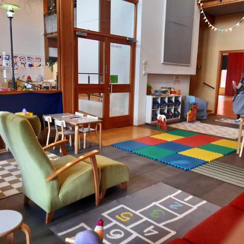 Tässä on sisäkuva leikkitilasta.