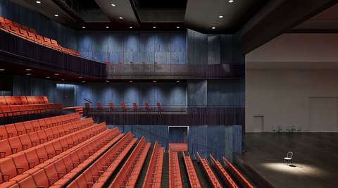 Havainnekuva Espoon kulttuurikeskuksen teatterin uudesta teatterisalista, jossa näkyvät modernit katsomot ja näyttämövalaistus.