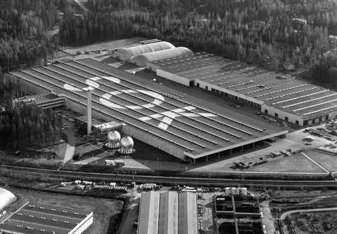 Mustavalkoinen ilmakuva suurista halleista, joiden katolla lukee ”SOK”.