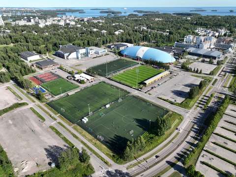 Ilmakuva Tapiolan urheilupuistosta. Kuvassa näkyy jalkapallokenttiä ja urheiluhalleja.