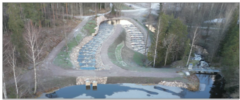 Droonilla kuvattu näkymä kalatielle.