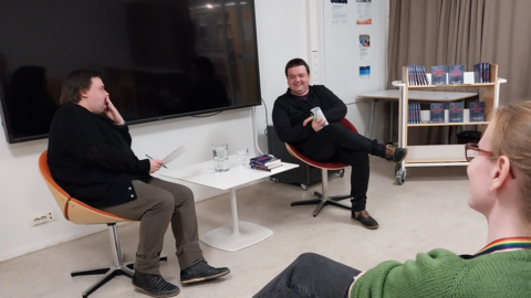 Janne och Johnny Ramstedt pratar om sina böcker inför publik.