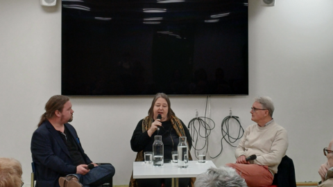 Janne Wass, Laura Lodenius och Frank Johansson diskuterar inför publik på Tölö bibliotek.