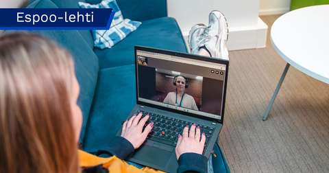 Ihminen istuu sohvalla ja käyttää kannettavaa tietokonetta, tietokoneen näytöllä Eveliina Bah.