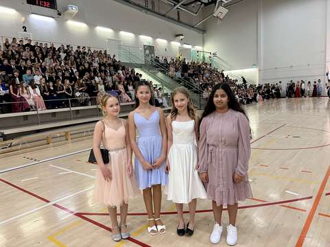 Kantokasken koulun oppilaita juhlasalissa.