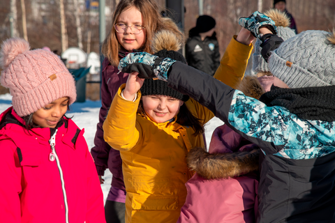 Lapsia ulkoilemassa talvisessa säässä.