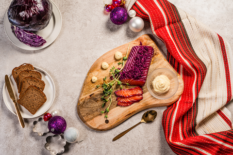 Jouluisella pöydällä punakaalilohta