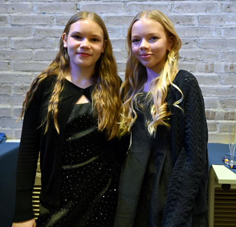 Karamalmens skolan oppilaat Ada ja Ellen.