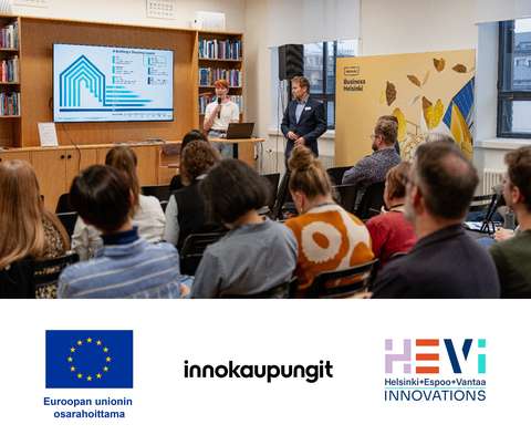 Nainen ja mies puhumassa yleisön edessä.