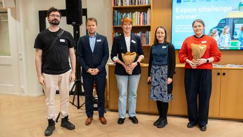 Espoon haasteen voittajien edustajat seisovat rivissä demopäivän tapahtumapaikalla.