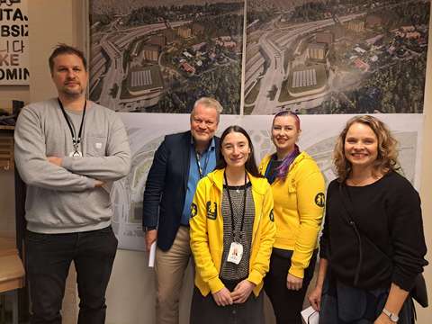 Viisi henkilöä poseeraa kaavan havainnekuvien edessä. Nimet kuvatekstissä.