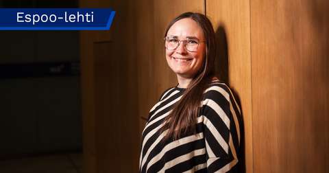 Marianne Sepponen katsoo kohti kameraa.
