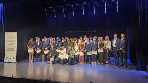 Kuvassa uusi nuorisovaltuusto sekä kaupunginjohtaja Kai Mykkänen