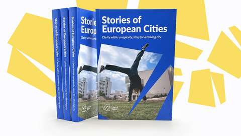 Neljä kirjaa, joista ensimmäisestä näkyy kirjan kansikuva.