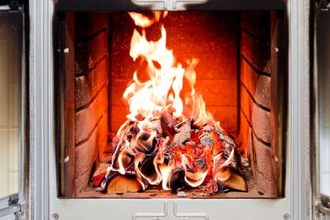 Palavia puita tulisijassa.