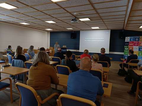 Ihmisiä kokouksessa.