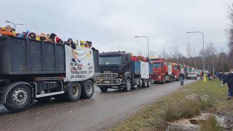 monta kuorma-autoa jonossa