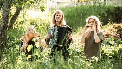 Helena Taskila (vas.), Joose Ojala ja Tuukka Ojala soittavat Kaiunsäteessä. Kuvasta puuttuu Saija Hostikka.