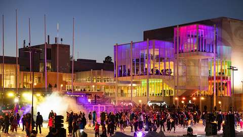 Luistelijoita Jääpuutarhassa Ystäväluistelu-tapahtumassa.