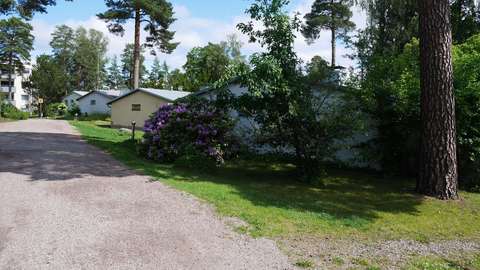 Kuvassa on Pilvettärenpolun yksikerroksisia asuinrakennuksia etupihoineen. Kuvan vasemmassa reunassa näkyy Aarnivalkeantien kerrostalo. 