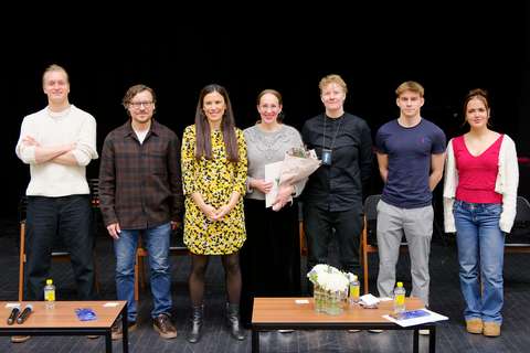 Alumnipaneelin keskustelijat ja juontajat yhteiskuvassa.