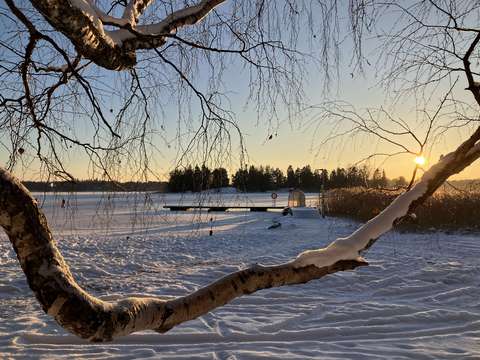 Hanikan talviuintipaikka ilta-auringossa.