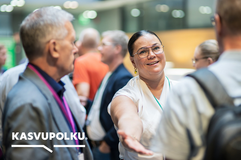 Ihmisiä hymyilemässä.