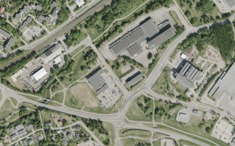 Ilmakuva kaava-alueesta, jossa näkyy rakennuksia, katuja ja puistoja. 