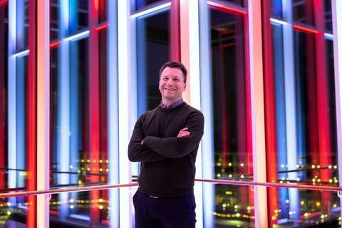 Miikka Valo kuvattuna Kulttuurikeskuksen monivärisissä jouluvaloissa.