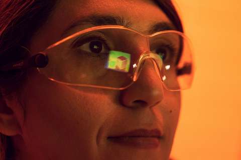 Suojalasit päässä oleva tieteilijä katsomassa kaukaisuuteen.