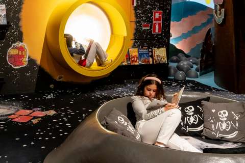 Kaksi nuorta lukee omissa sopeissaan kirjoja.