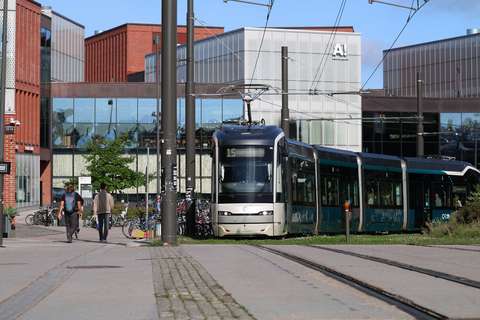 Pikaraitiolinja 15 ajaa Aalto-yliopiston metroaseman edestä kesäisissä tunnelmissa.