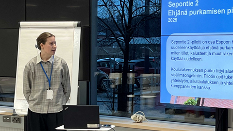 Henkilö puhumassa tilaisuudessa.