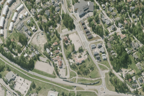 Ilmakuva kaava-alueesta, jossa näkyy rakennuksia, katuja ja puistoja.