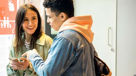 Kaksi nuorta puhelimella.