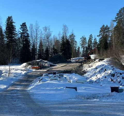 Talvinen kuva, hiekkapäällysteisestä tiestä joka on vielä rakennusvaiheessa.