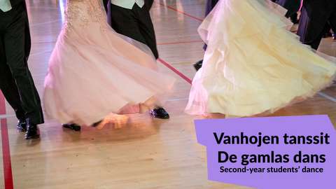 Ihmisiä on tanssimassa, kuva on vyötäröstä alaspäin. 