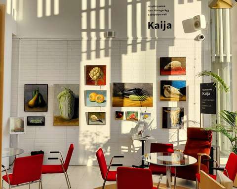 Näyttelyseinä Kaija. Tapiolan kirjasto