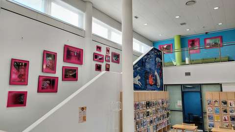 Näyttelyparvi. Tapiolan kirjaston lehtisali.